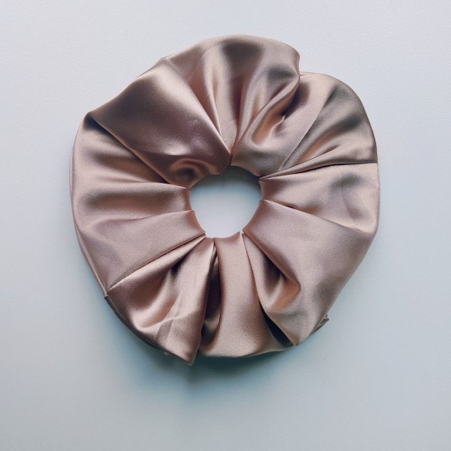 Скрънчи в бежов цвят